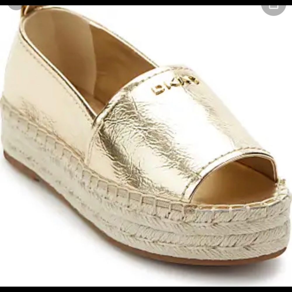 Stop traffic in a DKNY golden leather, peep toes espadrilles 😌 - Picture 2 of 12